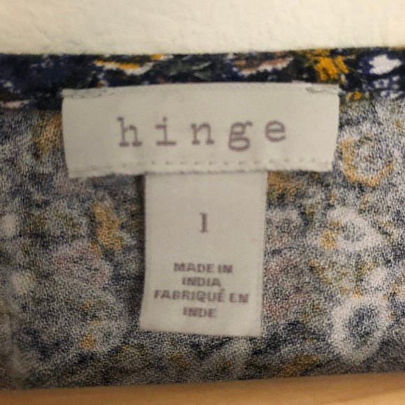 Hinge | Floral Blouse - Picture 2 of 4